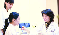 醫師交談，高雄麗晶醫學美容整形外科診所