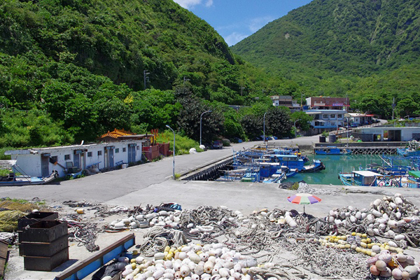 綠色蔥蔥的石梯漁港