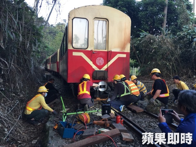 脫軌的阿里山小火車