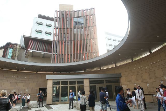 AIT新館中庭舞蝶中庭，是一個圓弧型意象的天井。